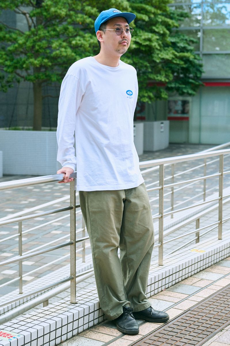 Tシャツ=チャレンジャー パンツ=ビームス シューズ=ドクターマーチン 帽子=オンリーニューヨーク 眼鏡=ジンズ
