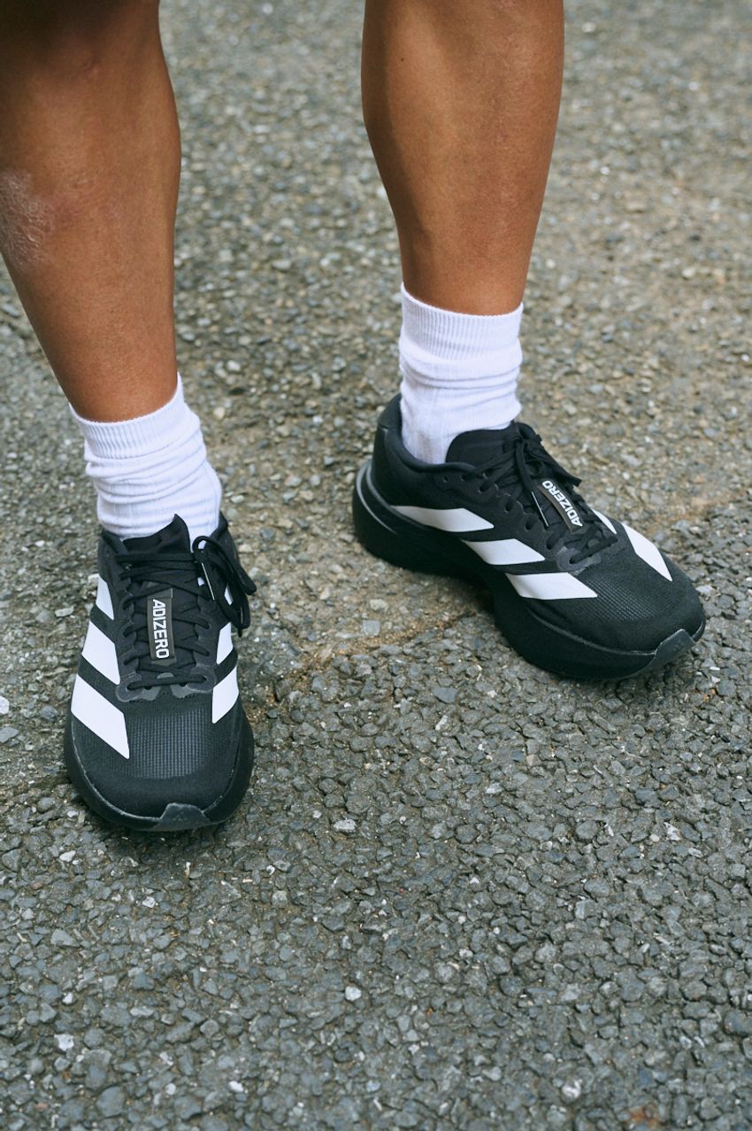 ニューバランス、ヴァンズetc.支持率が高い“黒いスニーカー”最新事情を街角からレポート - 3枚目の画像