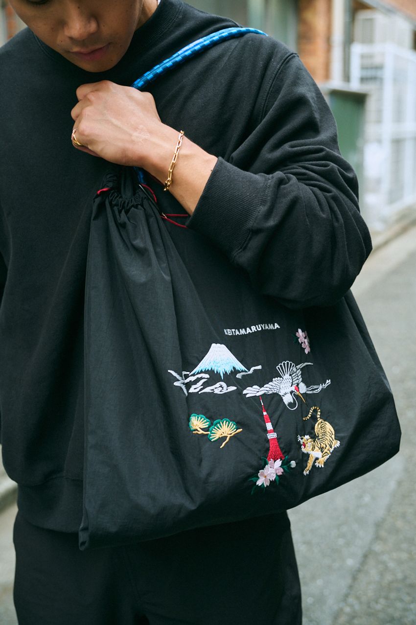 超王道の黒スウェット、みんな何着てる？街頭調査で判明した洒脱な大人のリアル愛用品 - 5枚目の画像