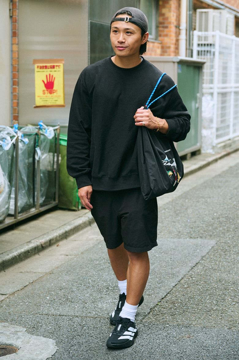 スウェット、パンツ＝ともにコンビニエンスウェア　シューズ＝アディダス　帽子＝セリーヌ　バッグ＝ケイタマルヤマ　ブレスレット、リング＝ともにカルティエ