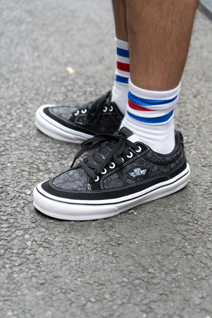 ニューバランス、ヴァンズetc.支持率が高い“黒いスニーカー”最新事情を街角からレポート - 7枚目の画像