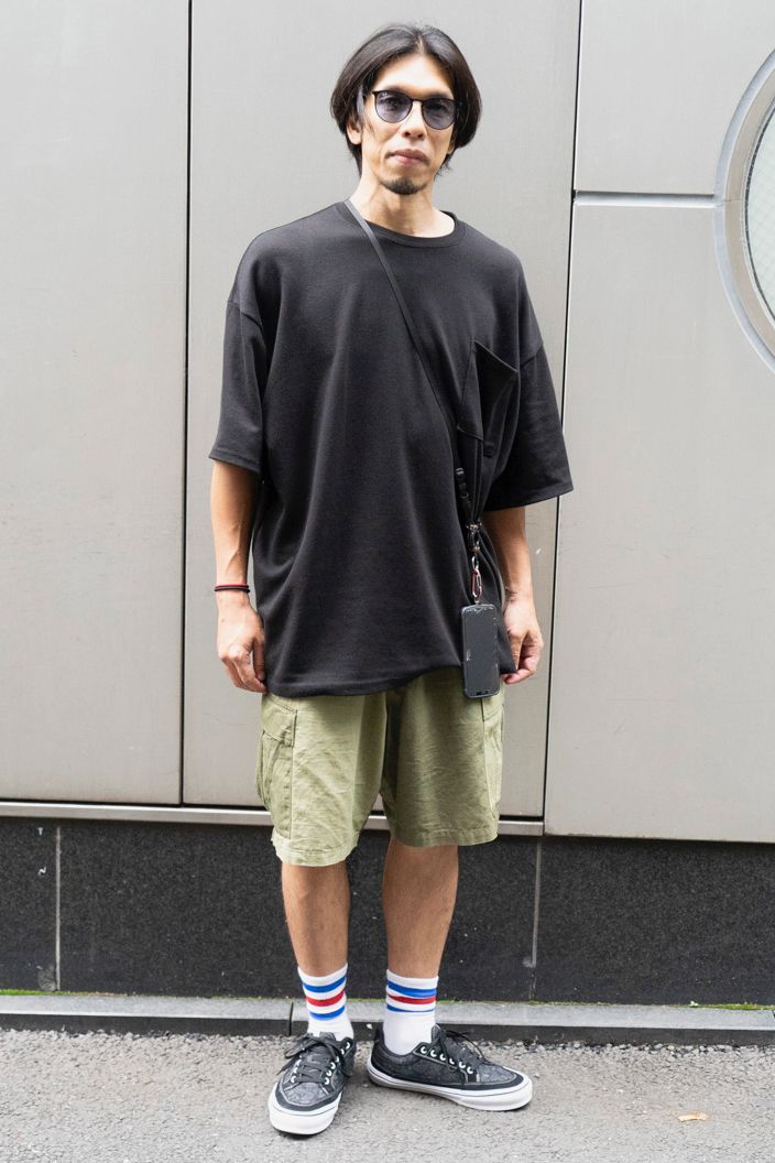Tシャツ＝ミンソビ　カットソー、パンツ＝ともにヒンソン　シューズ＝ヴァンズ　眼鏡＝レイバン　リング＝カルティエ