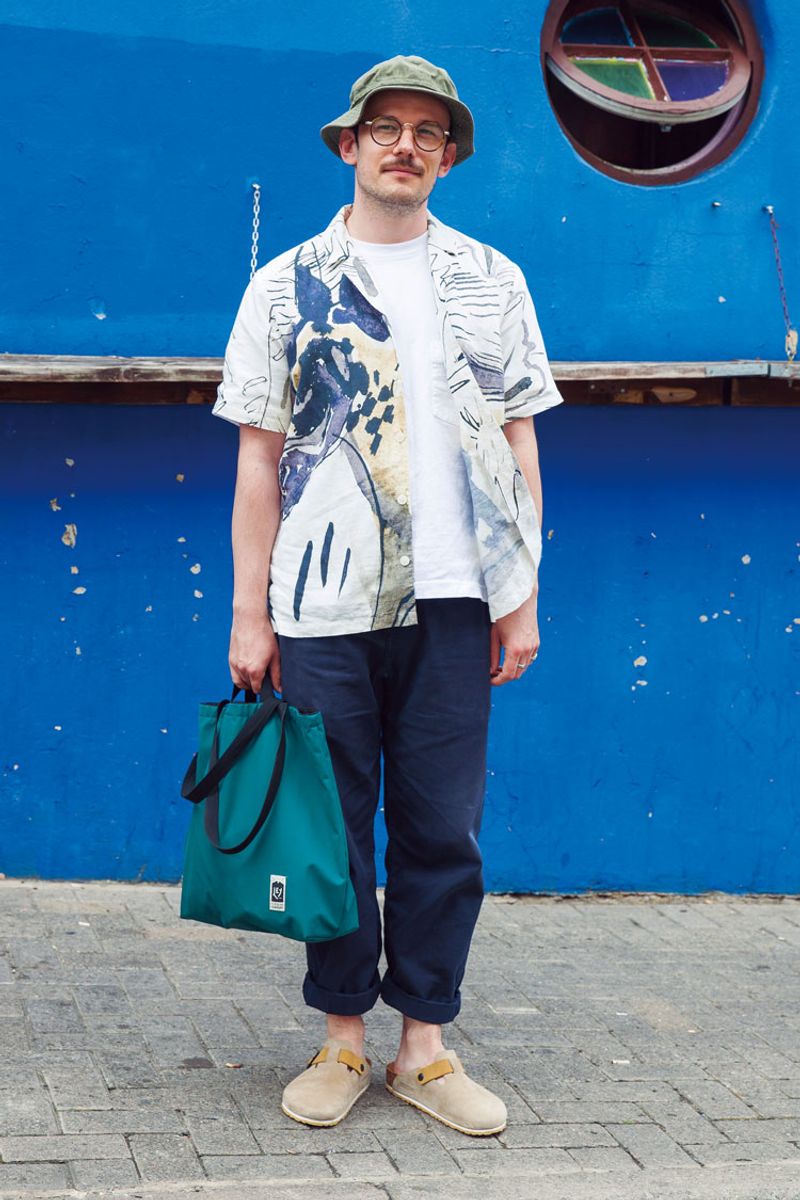 スタンダードなスタイルに柄シャツは効果的 マイルズ