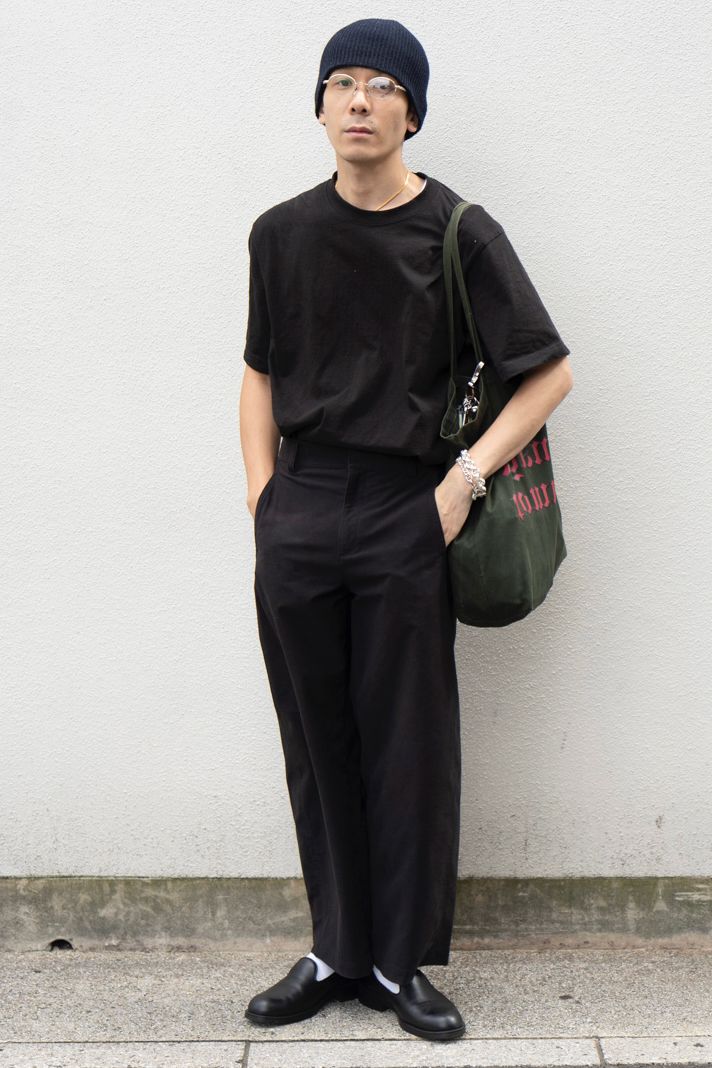 Tシャツ=シャカウェア パンツ=ユニクロ シューズ=クレマン 帽子=不明 眼鏡=セルジオタッキーニ バッグ=不明 アクセサリー=ヴィンテージ