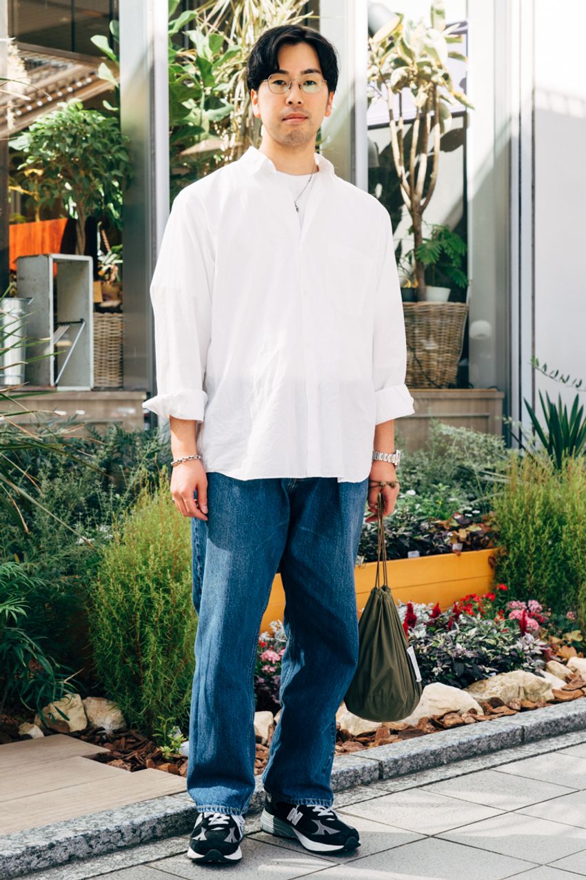 “きれいになりすぎない白シャツ”の着こなし好例。3名の等身大スナップで解説！ - 4枚目の画像