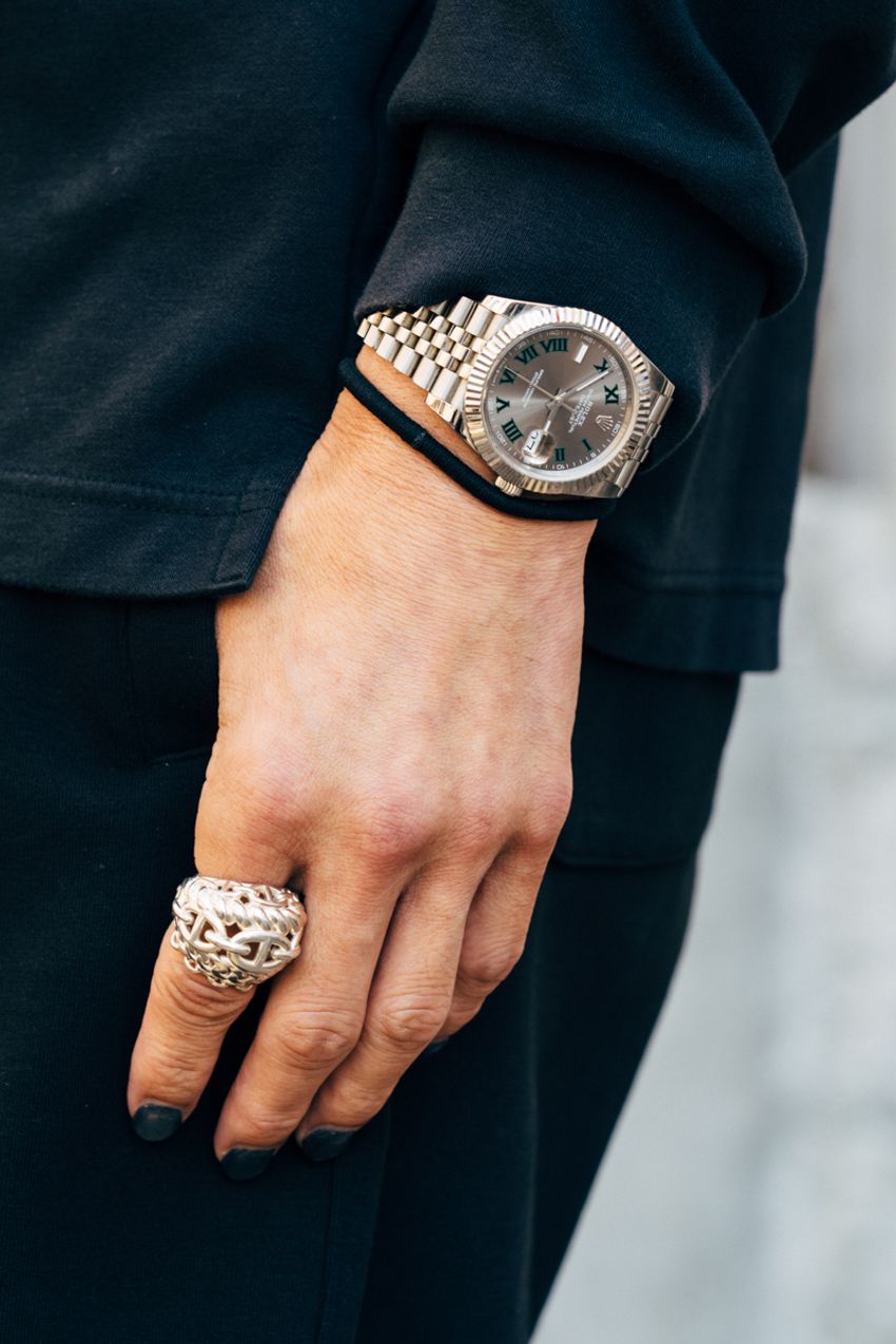 「長袖×ショーツ」をオール黒で！秋の定番スタイルを“最も簡単に大人っぽく見せる方法”をスナップで - 9枚目の画像