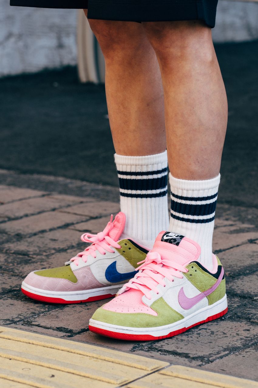 「長袖×ショーツ」をオール黒で！秋の定番スタイルを“最も簡単に大人っぽく見せる方法”をスナップで - 10枚目の画像