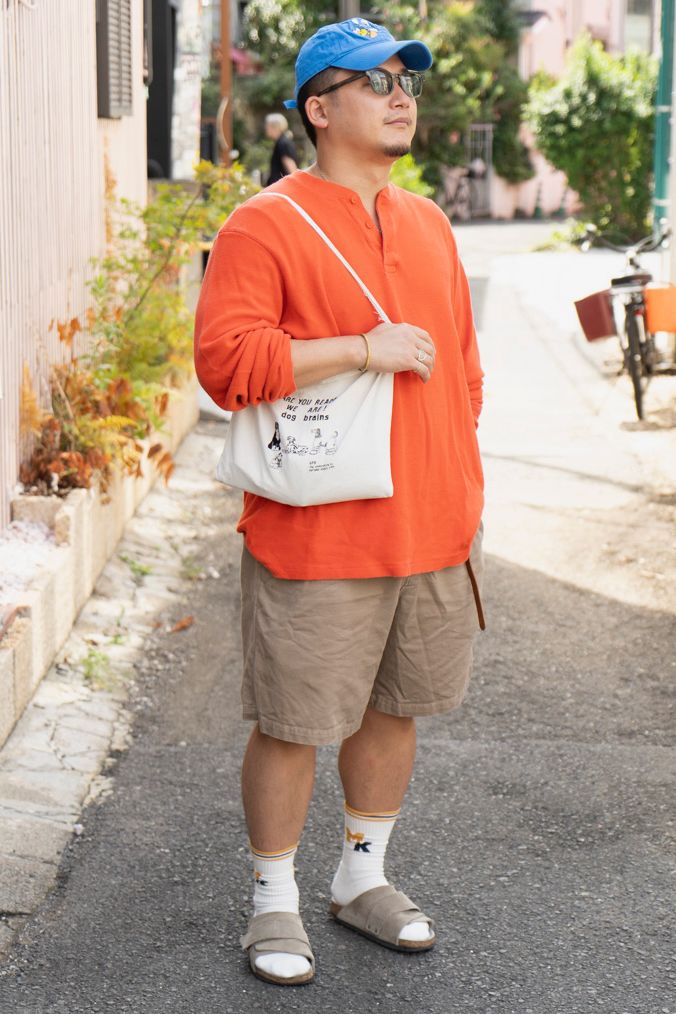 カットソー＝ランズエンド　パンツ＝パタゴニア　シューズ＝ビルケンシュトック　帽子＝不明　眼鏡＝ヴィンテージ　バッグ＝アッパーフィールドワン　腕時計＝セイコー　バングル、リング2ともに＝ノーブランド  リング＝プリュイ