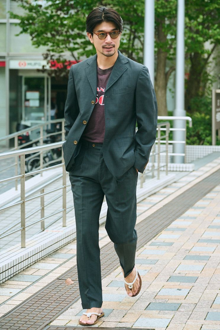 ジャケット、Tシャツ、パンツ=すべて古着 シューズ=ボッテガヴェネタ 眼鏡=オリバーピープルズ