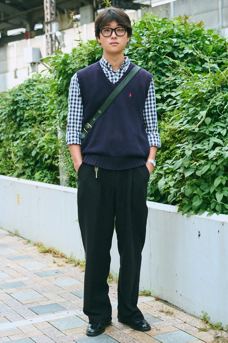 ベスト、シャツ＝ともにポロラルフローレン　パンツ＝古着　シューズ＝ハルタ　眼鏡＝ユニクロ　バッグ＝コーチ　腕時計＝カシオ　リング＝ヴィンテージ