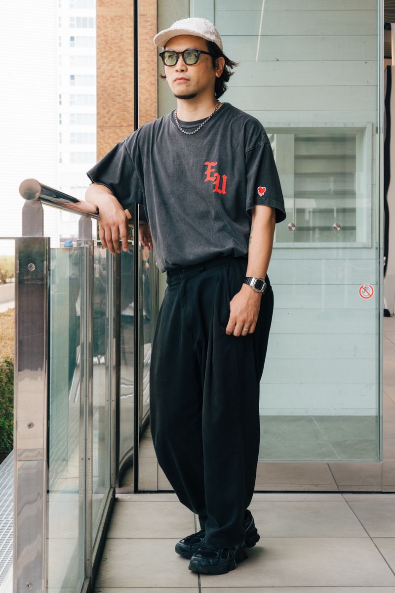 エモーショナリーアンアべイラブルのTシャツコーディネート | 251011-0133-35 本間博樹 2枚目の写真