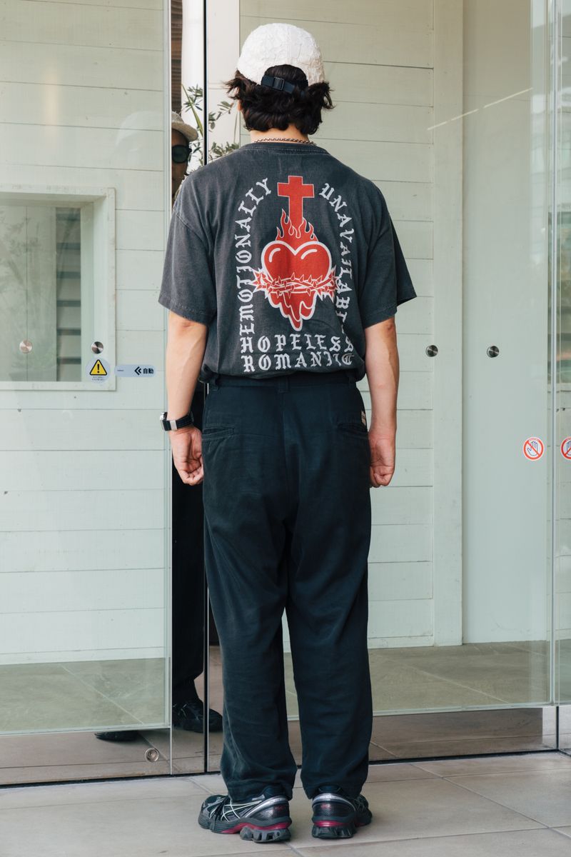 エモーショナリーアンアべイラブルのTシャツコーディネート | 251011-0133-35 本間博樹 4枚目の写真