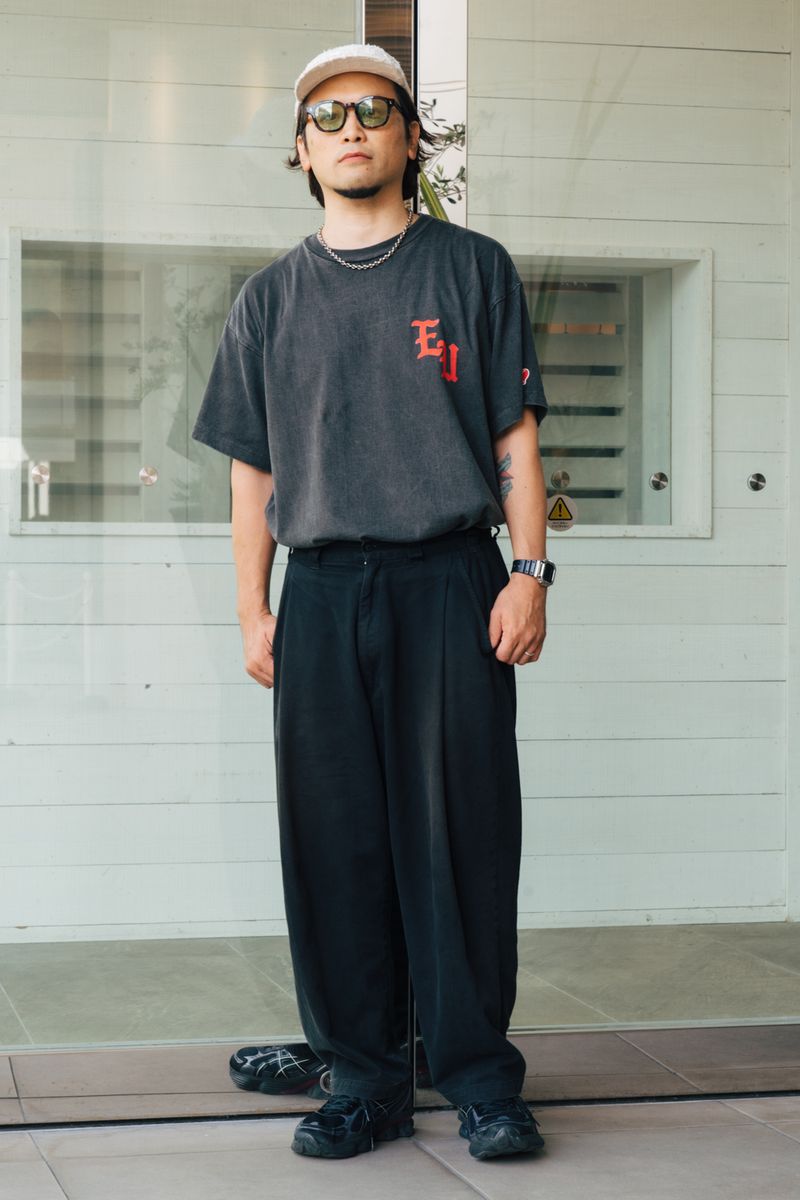 エモーショナリーアンアべイラブルのTシャツコーディネート | 251011-0133-35 本間博樹 3枚目の写真