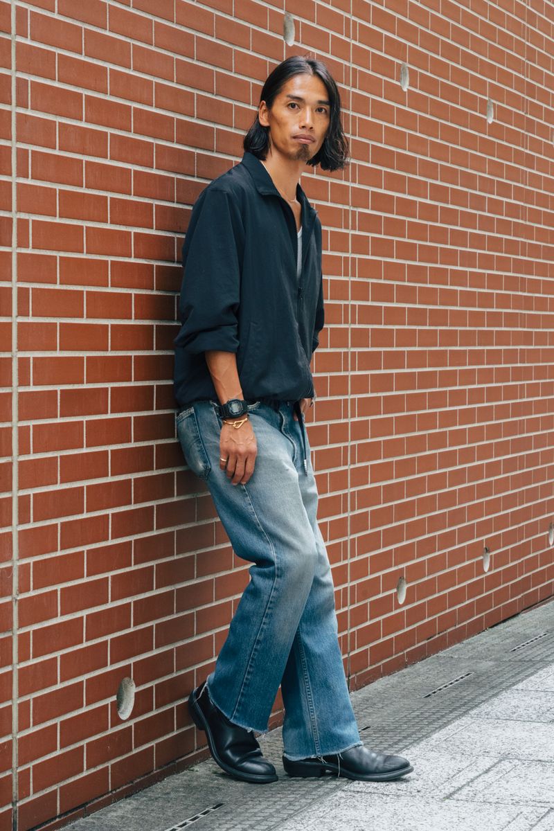 ブルゾン、カットソー=ともにロンハーマン デニム=リーバイス シューズ=レッドウィング 腕時計=カシオ ネックレス=ノーブランド バングル=不明 リング=エルメス リング2=プロジェビア