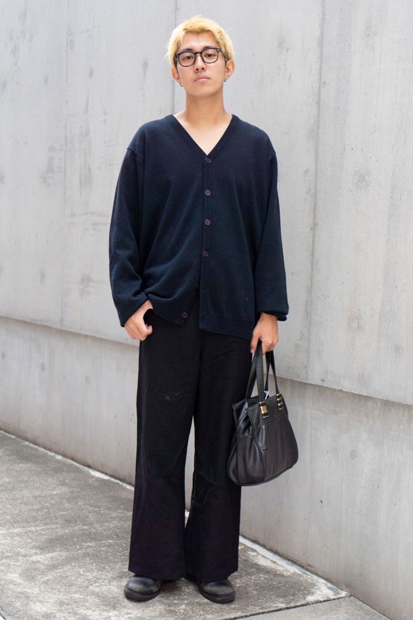 秋はやっぱり“カーディガン”！着脱も便利で品もある羽織モノ、その好サンプルを街角で - 4枚目の画像