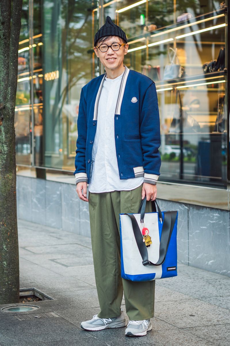 カーディガン=モンクレール シャツ=無印良品 パンツ=ジーユー シューズ=ニューバランス 帽子=ビームス 眼鏡=金子眼鏡 バッグ=フライターグ 腕時計=アップル
