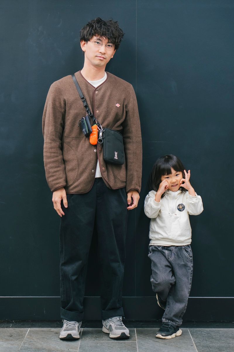 カーディガン=ダントン Tシャツ=ユニクロ パンツ=不明 シューズ=ニューバランス 眼鏡=オプティカルヤブウチ バッグ=ディーオーディー 腕時計=スリーコインズ