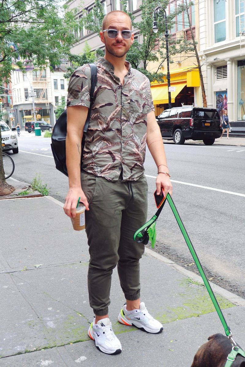 トーンを合わせることで柄シャツもすんなり馴染む マイケル