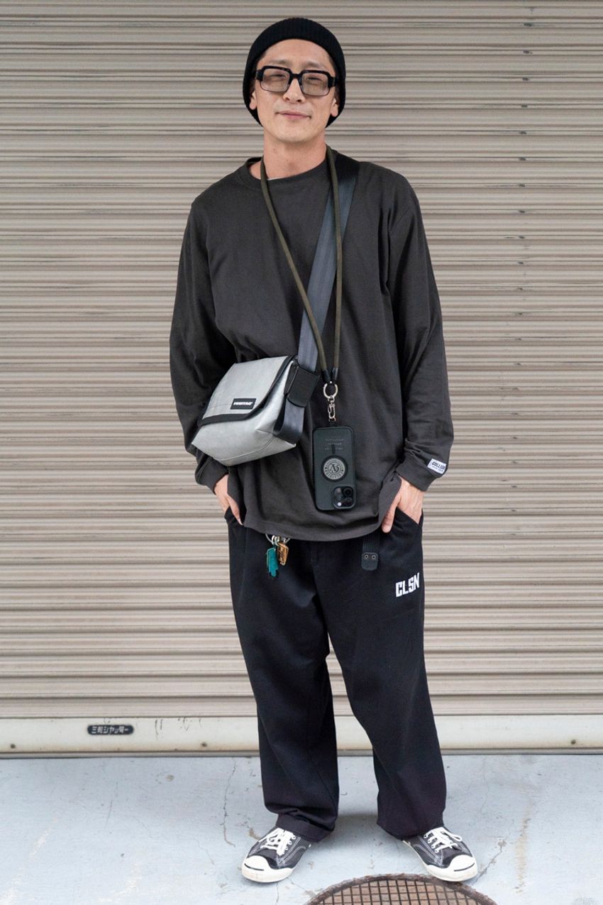 【35歳以上で厳選】ニット帽なら圧倒的に“黒”が人気。洒落た大人たち5名の被り方をスナップで - 4枚目の画像