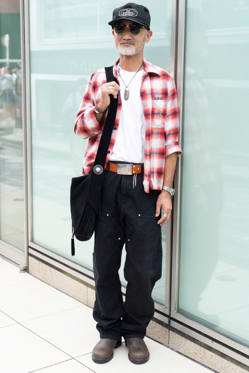 シャツ=クラシッククロージング Tシャツ=ヘインズ パンツ=カーハート シューズ=ブランドストーン 帽子=ザエイチダブリュードッグアンドコー 眼鏡=レイバン バッグ、アクセサリー=ともにゴローズ 腕時計=ロレックス