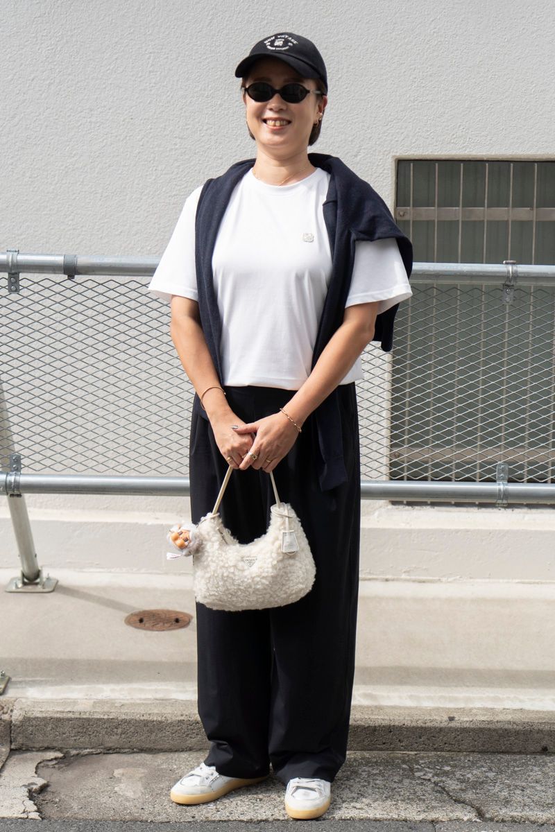 カーディガン、パンツ＝ともにユニクロ