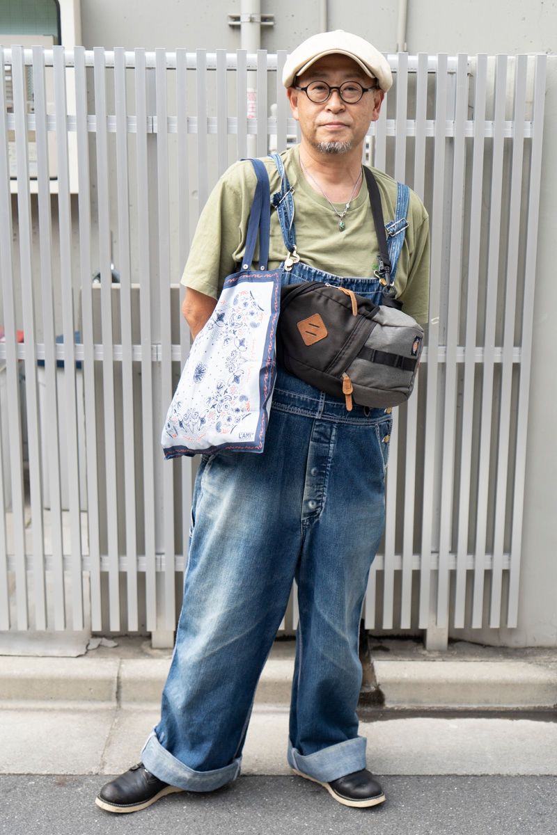 Tシャツ=ユニクロ オーバーオール=リー シューズ=レッドウィング 帽子、ネックレス=ともにノーブランド 眼鏡=ジンズ バッグ=ディッキーズ リング=サード
