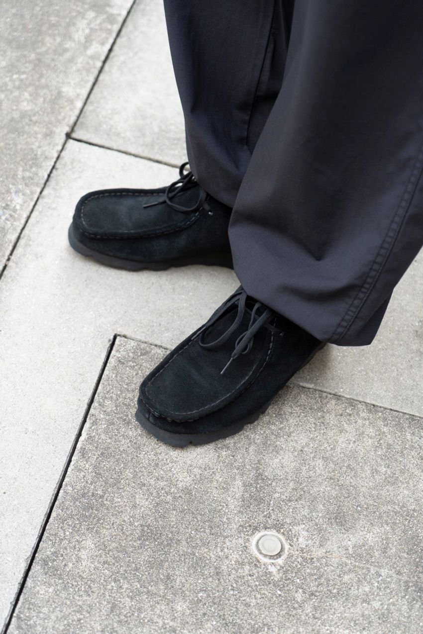 「裾を絞ったパンツ」で春の装いを軽やかに！参考にしたい街のコーデ好例5選 - 3枚目の画像