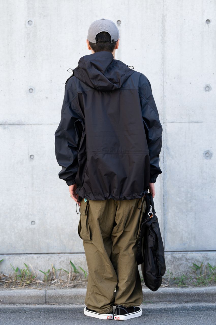 武骨すぎない“カーゴパンツ”の取り入れ方5選！街の大人が実践したシャツ合わせ、モノトーンetc - 8枚目の画像