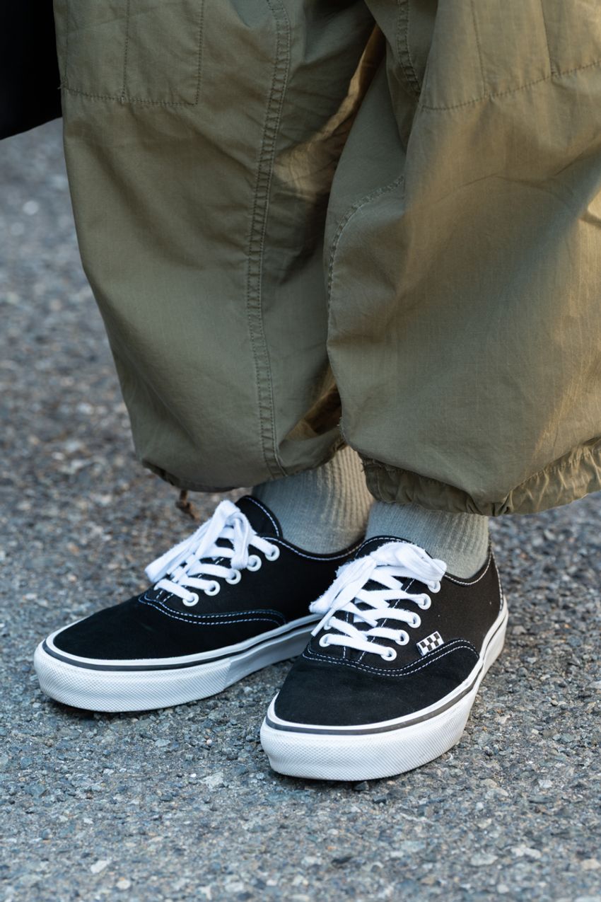 武骨すぎない“カーゴパンツ”の取り入れ方5選！街の大人が実践したシャツ合わせ、モノトーンetc - 9枚目の画像