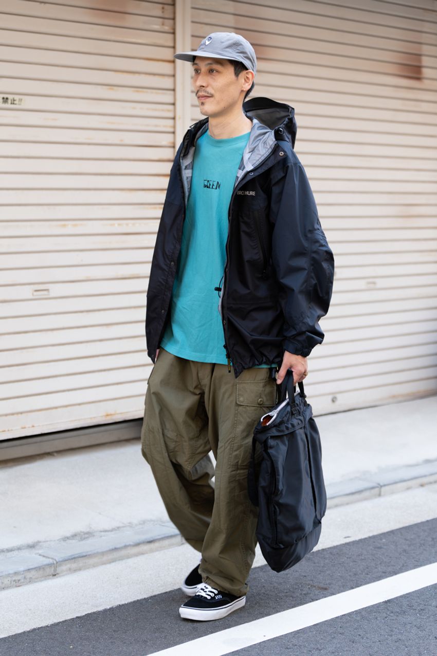 武骨すぎない“カーゴパンツ”の取り入れ方5選！街の大人が実践したシャツ合わせ、モノトーンetc - 7枚目の画像