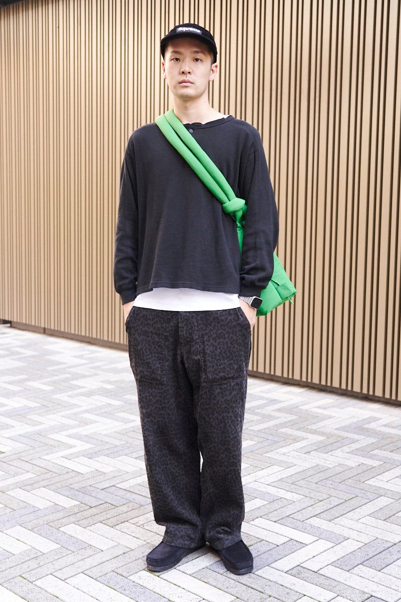 カットソー=フリークスストア×レッドキャップ Tシャツ、パンツ=ともにユナイテッドアローズ シューズ=クラークス 帽子=シュプリーム バッグ=オレンド 腕時計=アップル