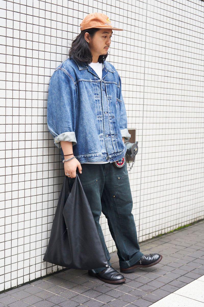 Gジャン=リーバイス×ジャーナルスタンダード カットソー=ユニクロ パンツ=カーハート シューズ=レッドウィング 帽子=ハローサンライズ バッグ、ブレスレット=ともにエムエムシックスメゾンマルジェラ 腕時計=ロレックス リング=ノーブランド