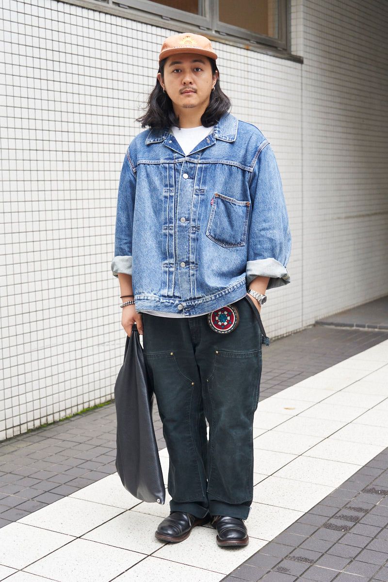 Gジャン=リーバイス×ジャーナルスタンダード カットソー=ユニクロ パンツ=カーハート シューズ=レッドウィング 帽子=ハローサンライズ バッグ、ブレスレット=ともにエムエムシックスメゾンマルジェラ 腕時計=ロレックス リング=ノーブランド