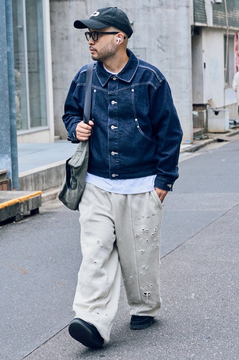 Gジャン、パンツ、バッグ=すべてバル シューズ=グラビス 帽子=ニューエラ×バル 眼鏡=ディグナクラシック