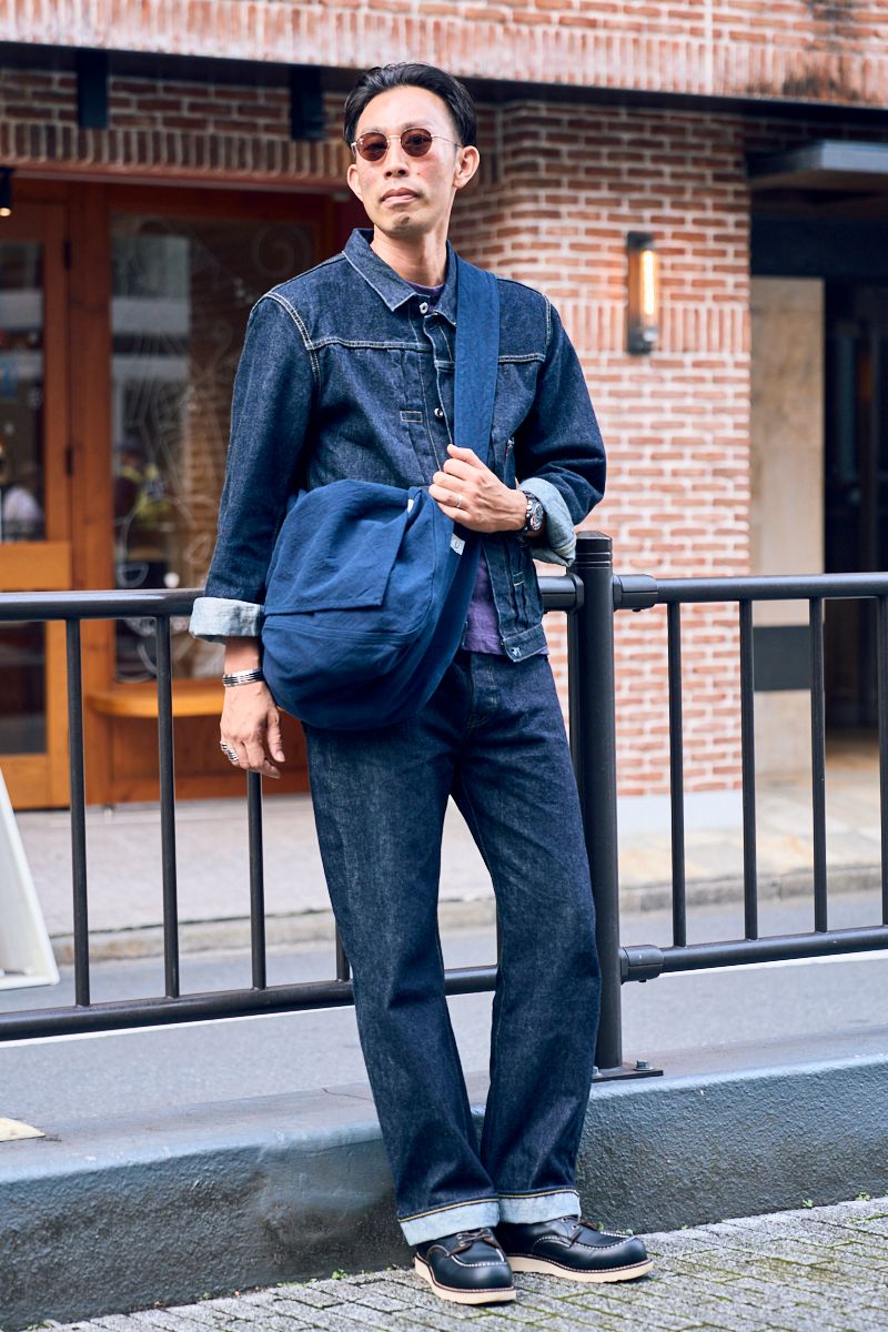 Gジャン、デニム=ともにティーシービージーンズ Tシャツ=ウエアハウス シューズ=レッドウィング 眼鏡=金子眼鏡 バッグ=不明 腕時計=セイコー ブレスレット、リング=ともにトムホーク