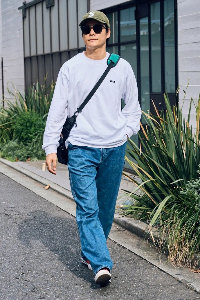 Tシャツ=ディスイズネバーザット デニム=古着 シューズ=ステューシー×コンバース 帽子=シュプリーム 眼鏡=ジェントルモンスター バッグ=パレススケートボード 腕時計=アップル リング=ティファニー