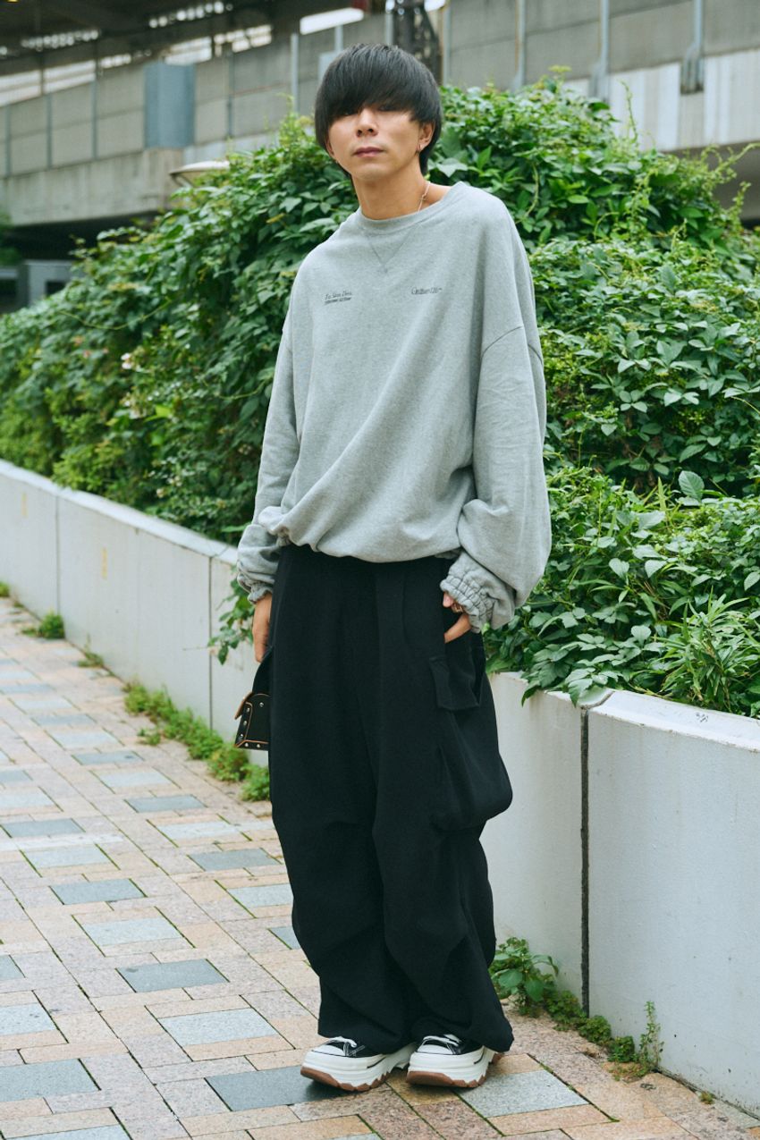 武骨すぎない“カーゴパンツ”の取り入れ方5選！街の大人が実践したシャツ合わせ、モノトーンetc - 11枚目の画像