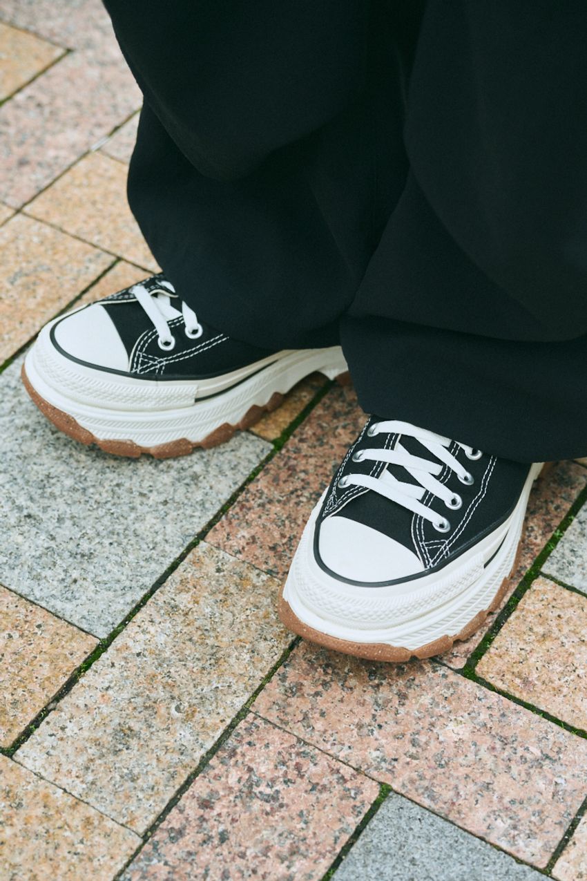 武骨すぎない“カーゴパンツ”の取り入れ方5選！街の大人が実践したシャツ合わせ、モノトーンetc - 12枚目の画像