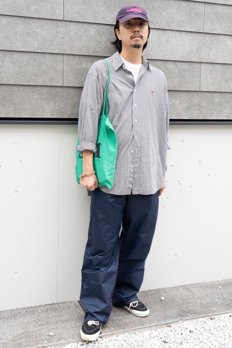 シャツ=ラルフローレン Tシャツ=ヘインズ パンツ=ナイキ シューズ=ヴァンズ 帽子=アウェイク 眼鏡=ゾフ バッグ、ブレスレット=ともにノーブランド 腕時計=カシオ リング=ステューシー リング2=ティファニー