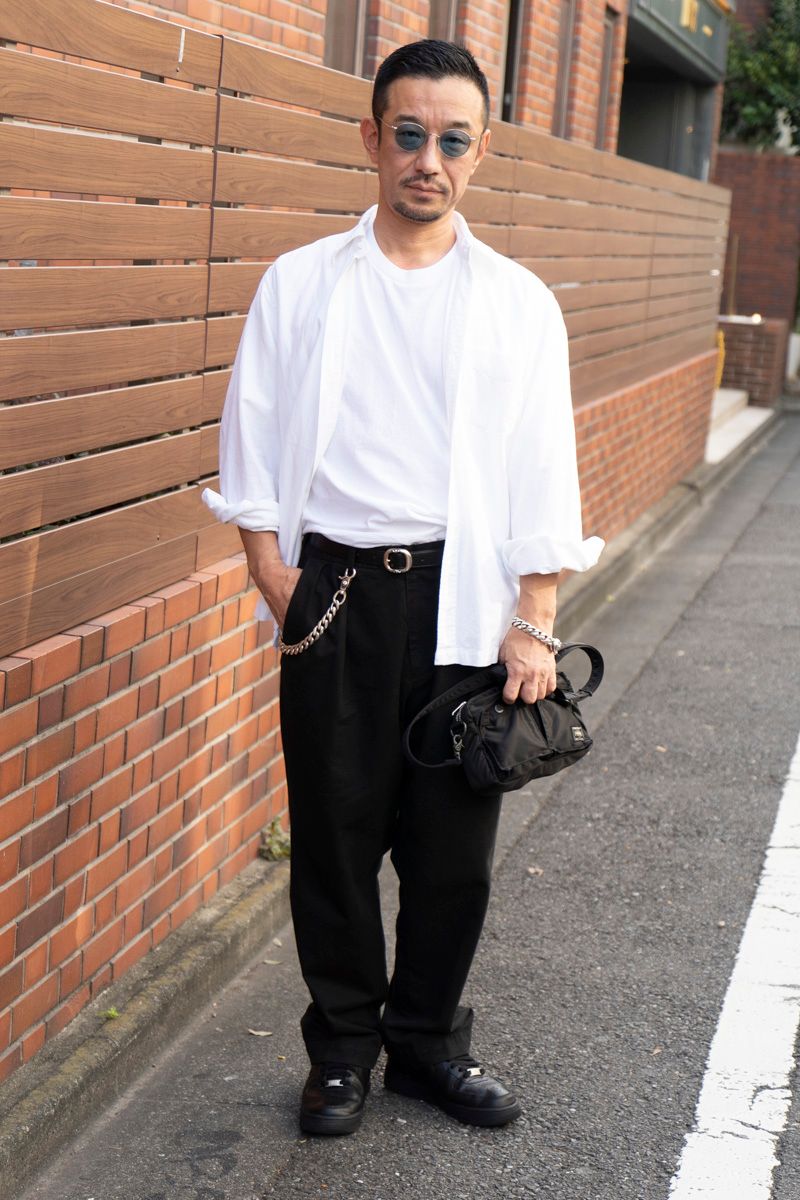 シャツ=ブルックスブラザース×ロンハーマン Tシャツ=コットンリサーチクラブ パンツ=コムデギャルソン シューズ=ナイキ 眼鏡=アヤメ バッグ=ポーター ブレスレット、ベルト、ウォレットチェーン=すべてクロムハーツ