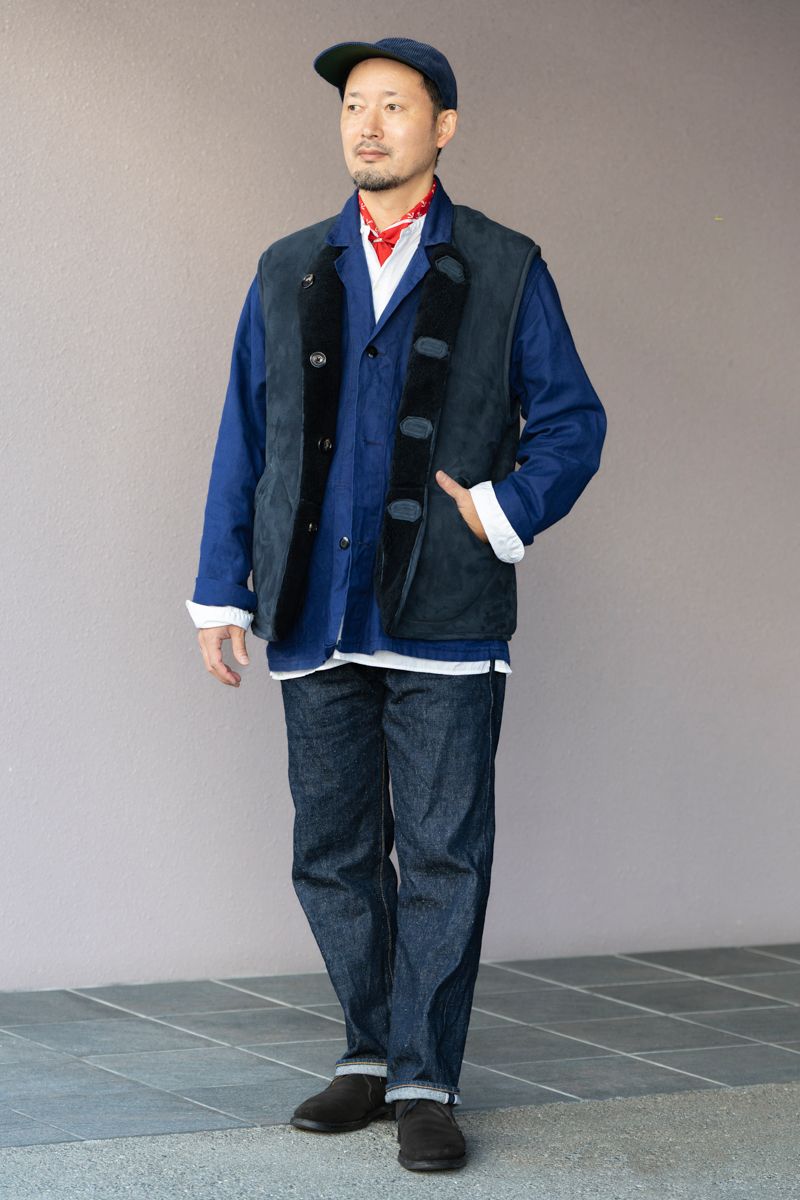 ベスト＝オーウェンバリー　ジャケット、スカーフ＝ともに古着　シャツ＝ナイスネス　デニム＝リーバイス　シューズ＝クロケットアンドジョーンズ　帽子＝フジト　腕時＝シチズン　バングル＝トゥアレグ