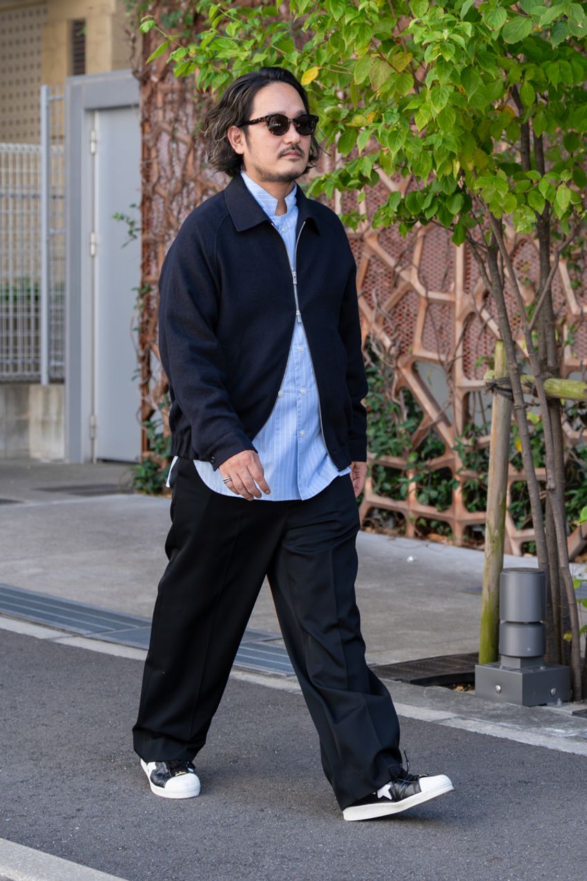 スラックス、ニットジャケットetc.「キレイめカジュアル」を体現した大人5名の着こなし - 8枚目の画像