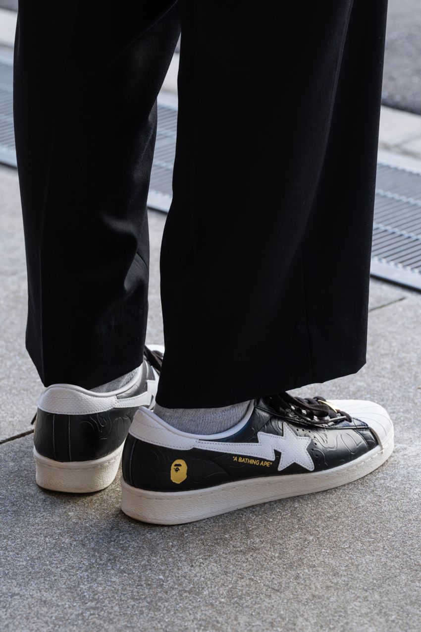 スラックス、ニットジャケットetc.「キレイめカジュアル」を体現した大人5名の着こなし - 9枚目の画像