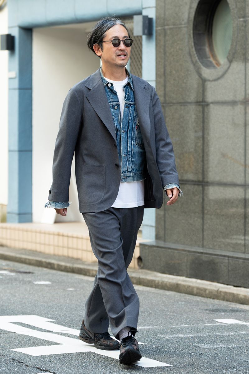 ジャケット、パンツ=ともにエス Gジャン=リーバイス Tシャツ=スラッシャー シューズ=ミズノ×ヴァイナルアーカイブ 眼鏡=ブラン 腕時計=ロレックス