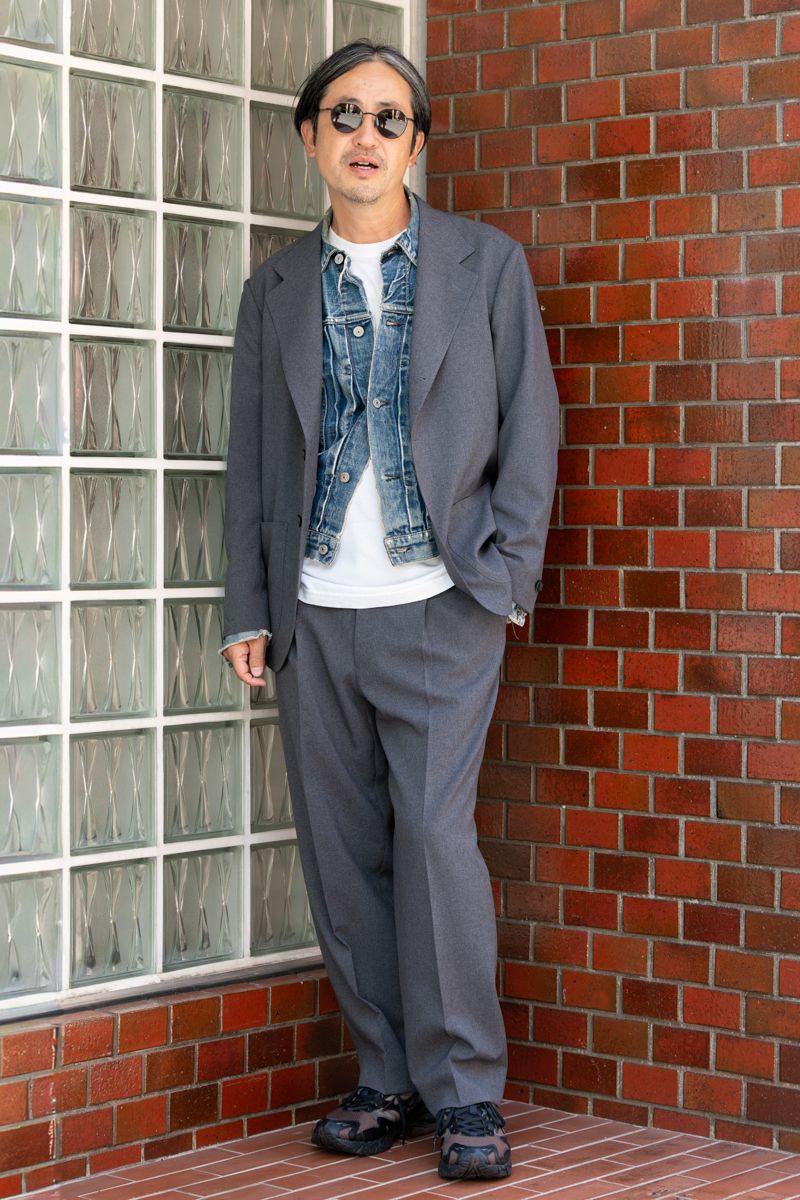 ジャケット、パンツ=ともにエス Gジャン=リーバイス Tシャツ=スラッシャー シューズ=ミズノ×ヴァイナルアーカイブ 眼鏡=ブラン 腕時計=ロレックス