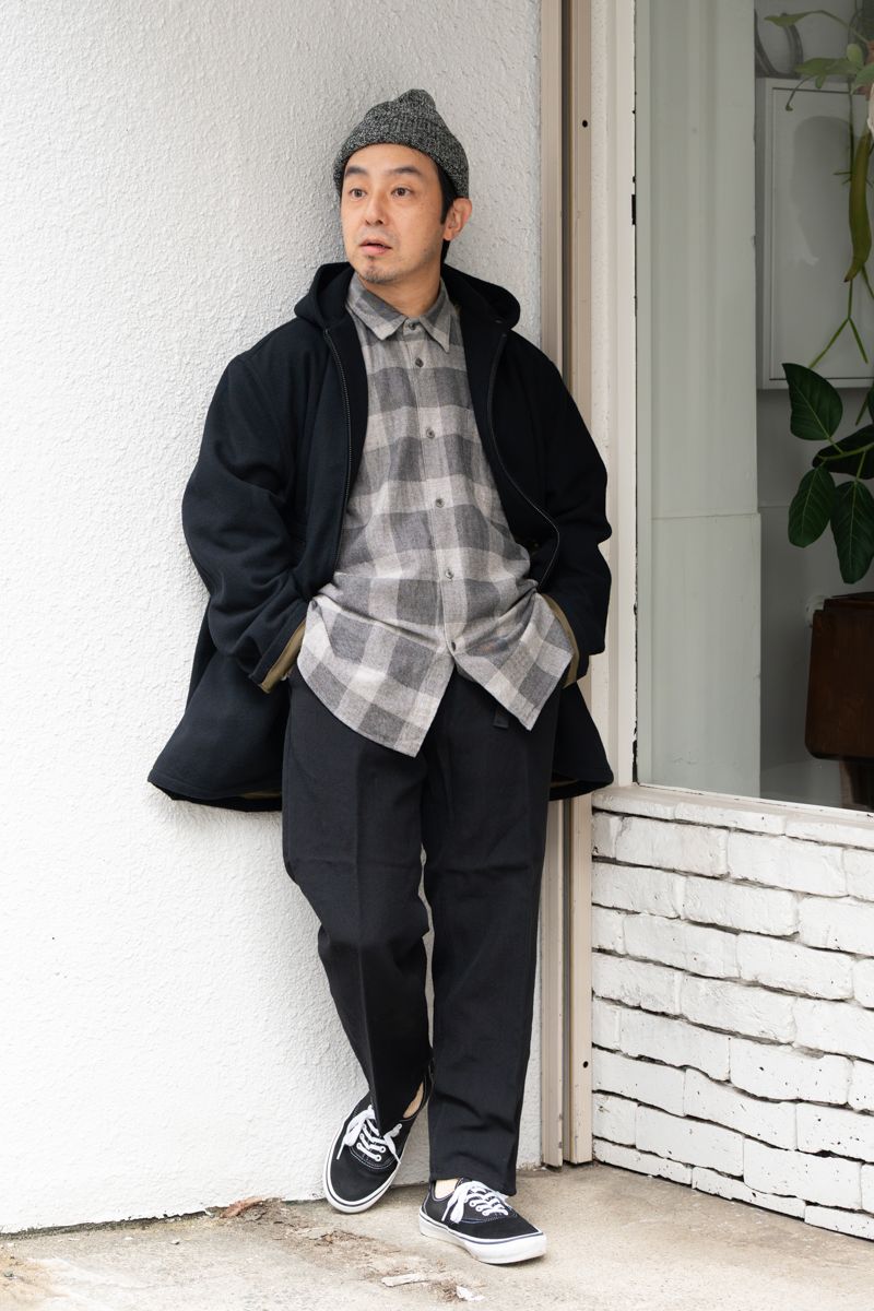 コート、シャツ、パンツ、帽子=すべてフジト シューズ=ヴァンズ 靴下=オブスキュアソックス リング=クロムハーツ