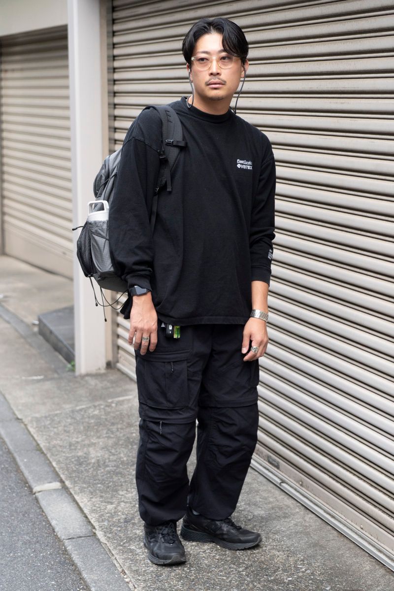 Tシャツ=フレッシュサービス パンツ=ナイキ シューズ=ニューバランス 眼鏡=ゾフ 腕時計=アップル ブレスレット、リング=ともにホピ