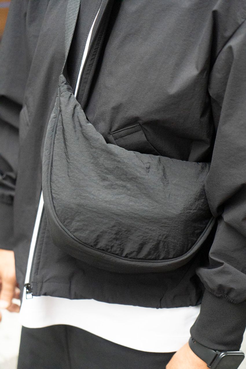 【黒いワイドパンツの実用集】これよりラク＆シックなパンツ、他にある!? 街角スナップ5選 - 3枚目の画像