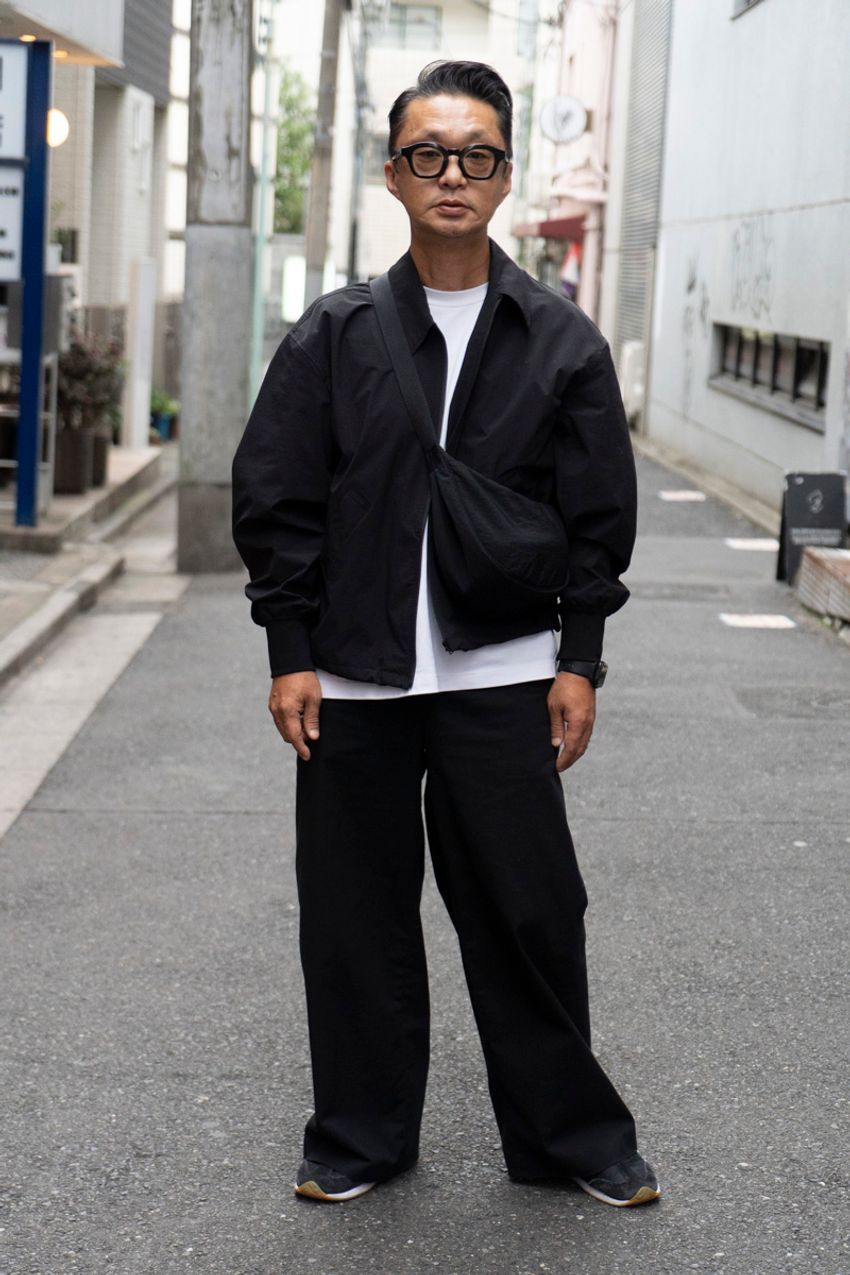 【黒いワイドパンツの実用集】これよりラク＆シックなパンツ、他にある!? 街角スナップ5選 - 2枚目の画像