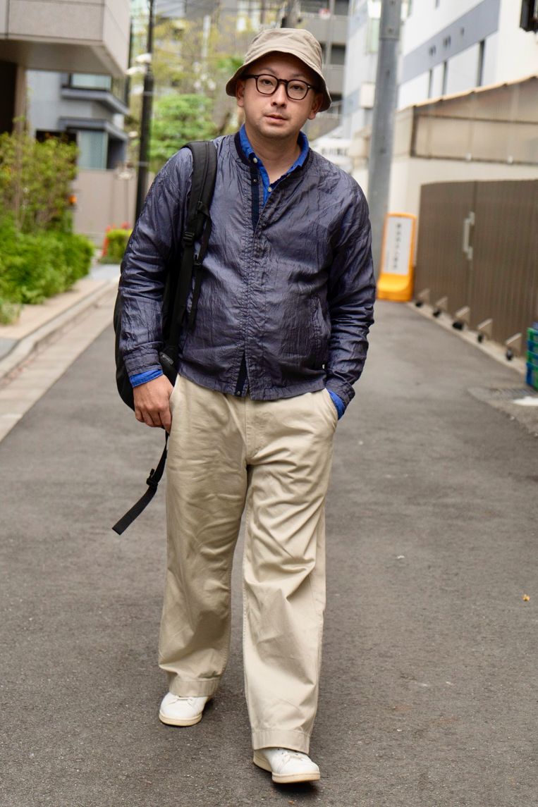 ジャケット=トゥモローランド シャツ=サンスペル パンツ=エイトジー シューズ=アディダス 帽子=サンスペル×キジマタカユキ 眼鏡=ディグナクラシック バッグ=マックパック